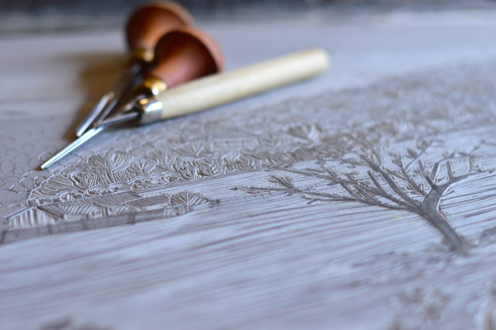 Mandy-tools-and-lino-closeup-2048x1362 - Severn Art